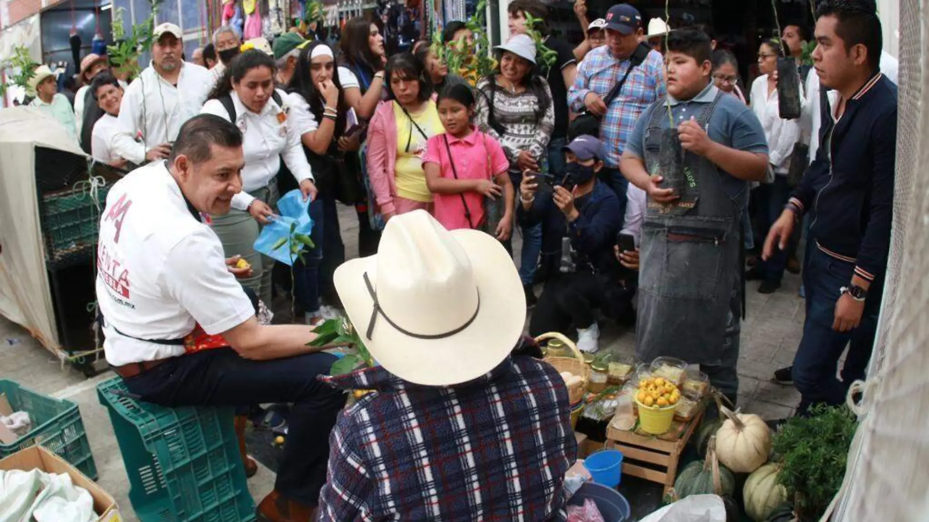 Armenta recorre tianguis y mercados 